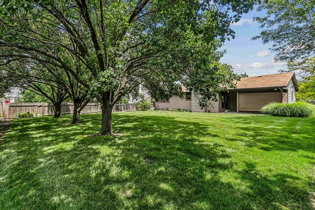 8621 E Chalet Ct, Wichita, KS 67207