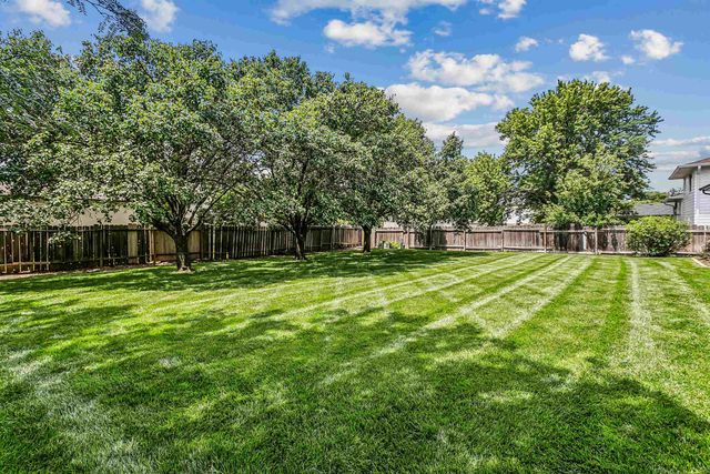 8621 E Chalet Ct, Wichita, KS 67207