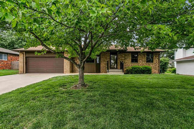 8621 E Chalet Ct, Wichita, KS 67207