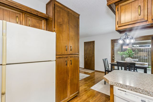 8621 E Chalet Ct, Wichita, KS 67207