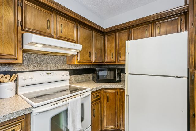8621 E Chalet Ct, Wichita, KS 67207