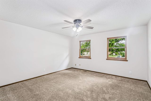 8621 E Chalet Ct, Wichita, KS 67207
