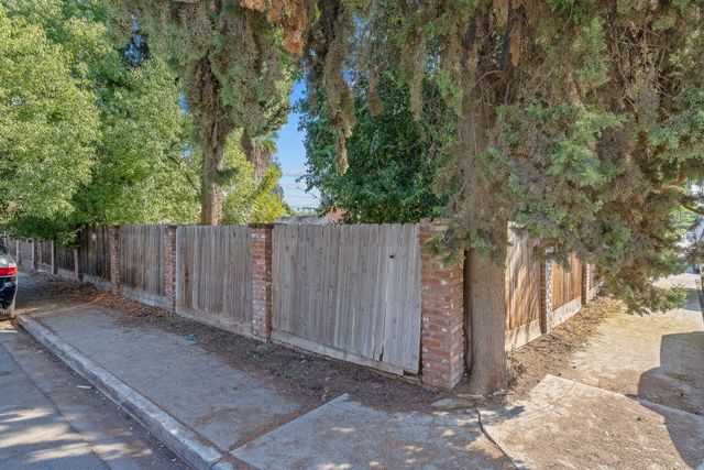 1408 N Park Street, Visalia, CA 93291