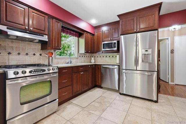 41 Semon Road, Huntington, NY 11743