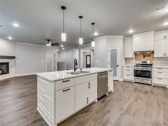 27 Brierfield Lane, Bella Vista, AR 72714