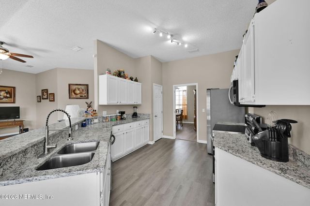 1526 MOUNTAIN LAKE Drive E, Jacksonville, FL 32221