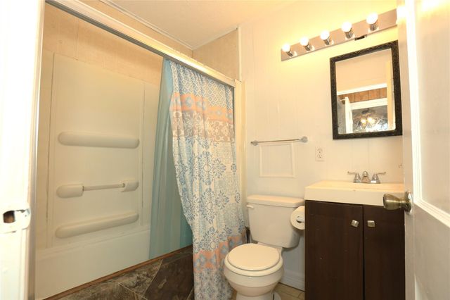 302 Circle Way, Lake Jackson, TX 77566