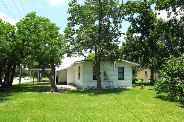 302 Circle Way, Lake Jackson, TX 77566