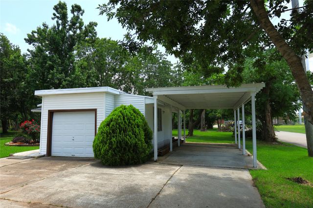302 Circle Way, Lake Jackson, TX 77566