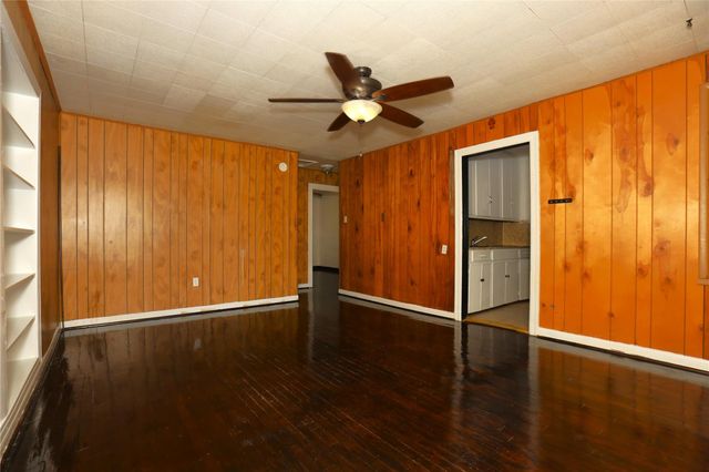 302 Circle Way, Lake Jackson, TX 77566