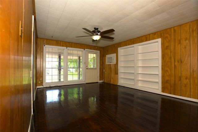 302 Circle Way, Lake Jackson, TX 77566