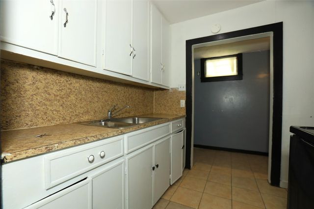 302 Circle Way, Lake Jackson, TX 77566