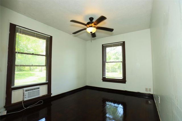 302 Circle Way, Lake Jackson, TX 77566