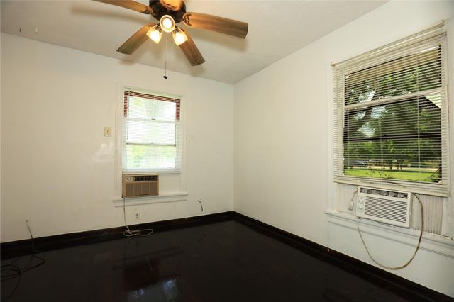 302 Circle Way, Lake Jackson, TX 77566