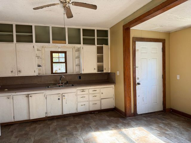 141 NW 2nd Avenue, Oelwein, IA 50662