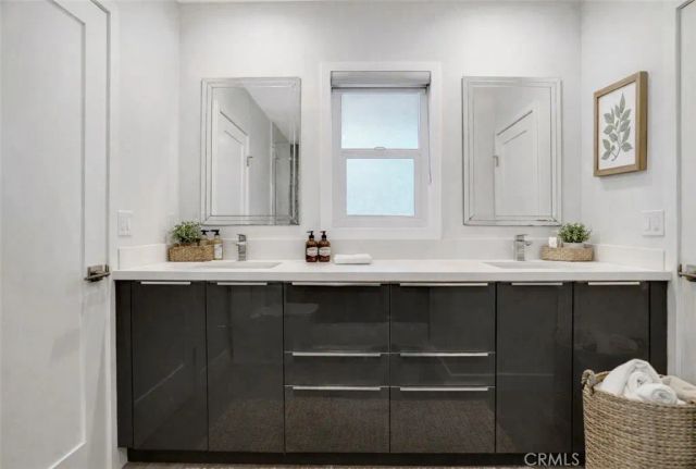 4450 Hayvenhurst, Encino, CA 91436