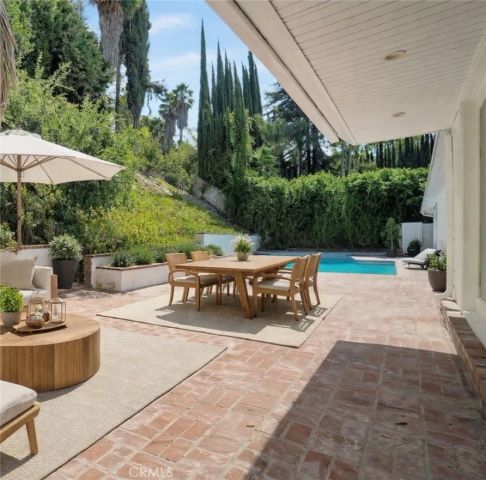 4450 Hayvenhurst, Encino, CA 91436