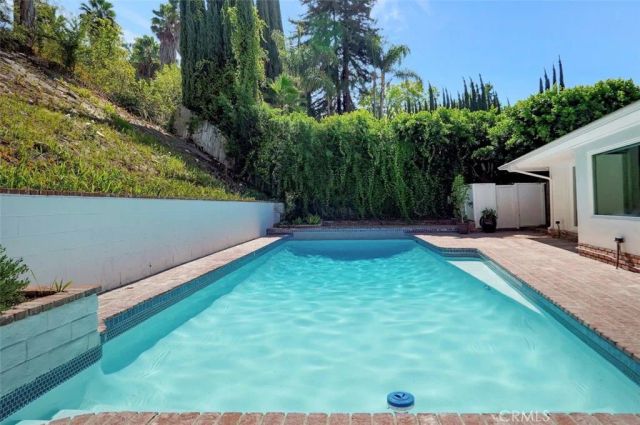 4450 Hayvenhurst, Encino, CA 91436