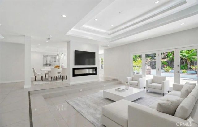 4450 Hayvenhurst, Encino, CA 91436