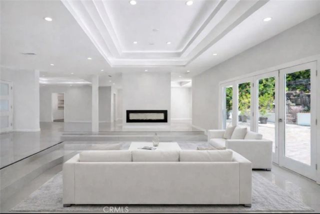 4450 Hayvenhurst, Encino, CA 91436