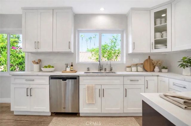 4450 Hayvenhurst, Encino, CA 91436