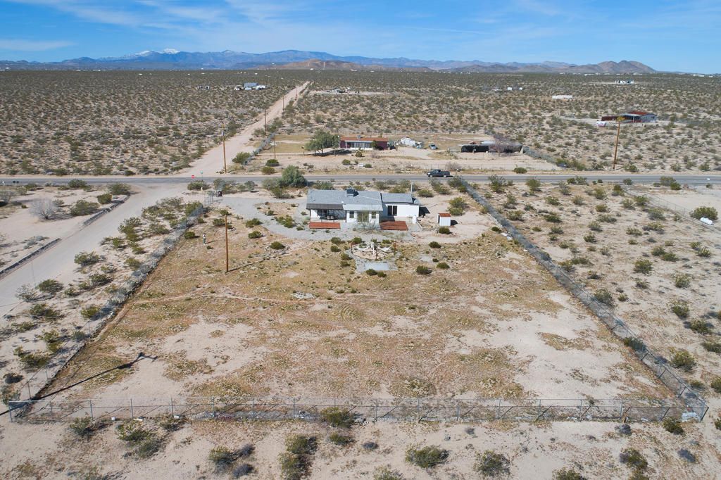 Image 3 of property listing at 2071 Border Avenue, Joshua Tree, CA 92252
