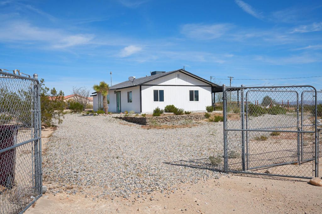 Image 4 of property listing at 2071 Border Avenue, Joshua Tree, CA 92252