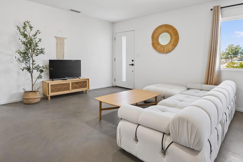 Image 7 of property listing at 2071 Border Avenue, Joshua Tree, CA 92252