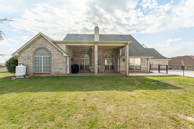 1605 Crow Creek Drive, Granbury, TX 76049