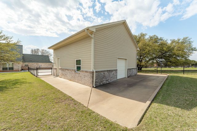 1605 Crow Creek Drive, Granbury, TX 76049