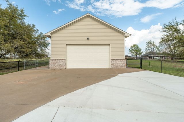 1605 Crow Creek Drive, Granbury, TX 76049