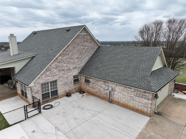 1605 Crow Creek Drive, Granbury, TX 76049