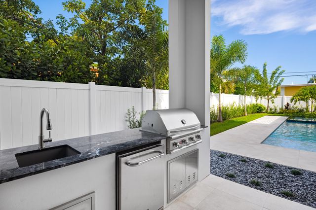 707 Lake Avenue N, Delray Beach, FL 33483