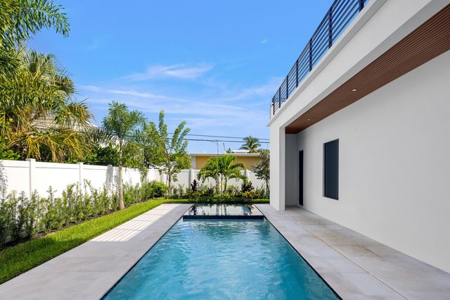 707 Lake Avenue N, Delray Beach, FL 33483