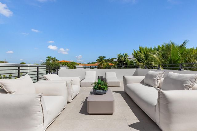 707 Lake Avenue N, Delray Beach, FL 33483