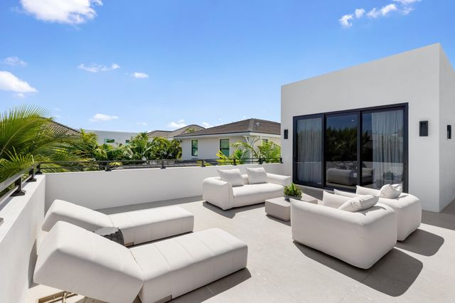 707 Lake Avenue N, Delray Beach, FL 33483