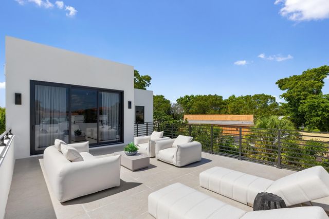 707 Lake Avenue N, Delray Beach, FL 33483