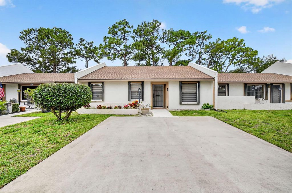 6105 Fairfield Circle, Greenacres, FL 33463
