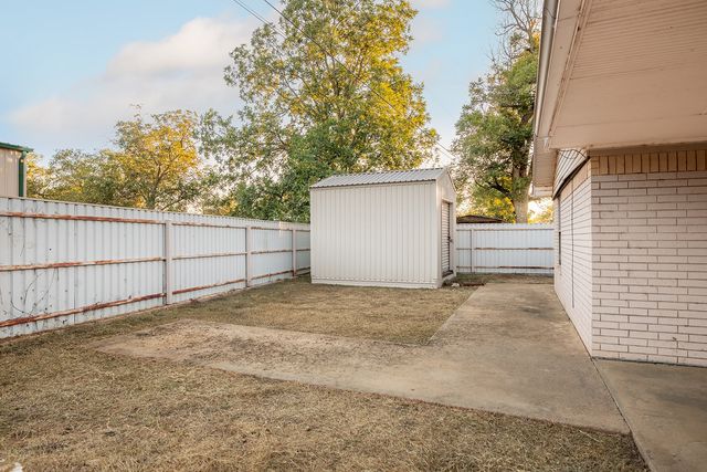302 N Shore Drive, Brady, TX 76825