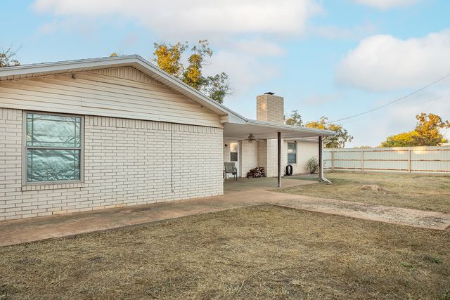302 N Shore Drive, Brady, TX 76825