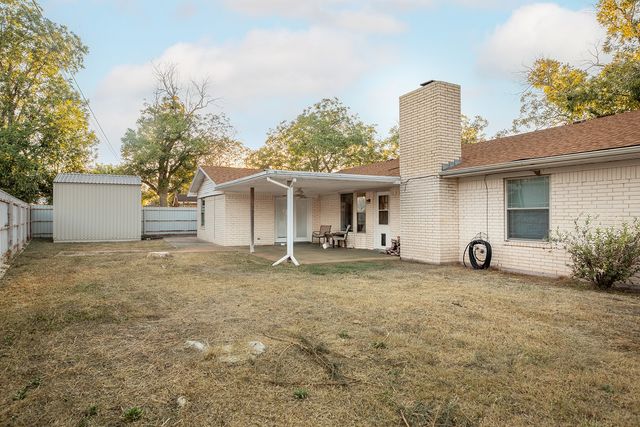 302 N Shore Drive, Brady, TX 76825