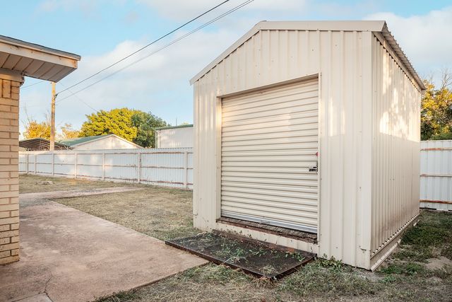 302 N Shore Drive, Brady, TX 76825