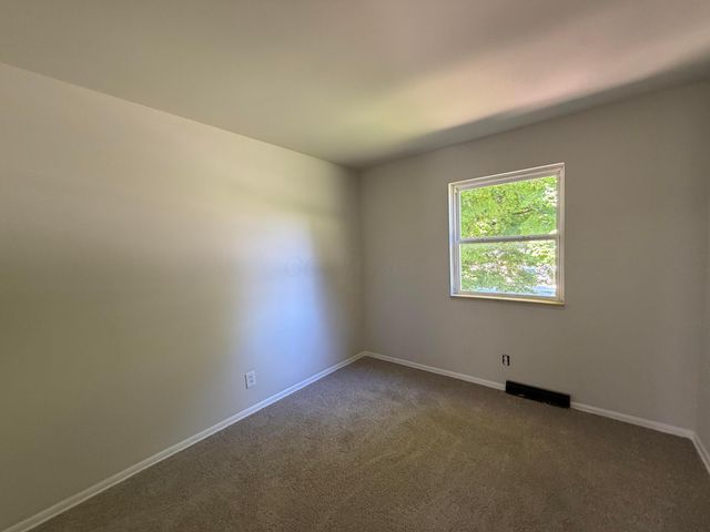 55 Fieldpoint Road, Heath, OH 43056