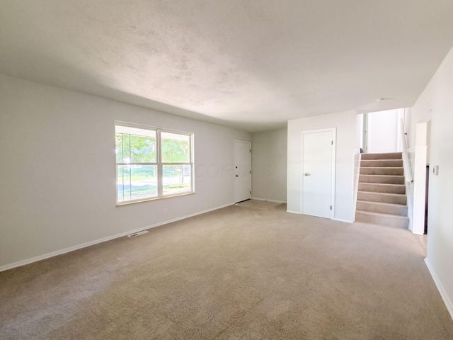 55 Fieldpoint Road, Heath, OH 43056