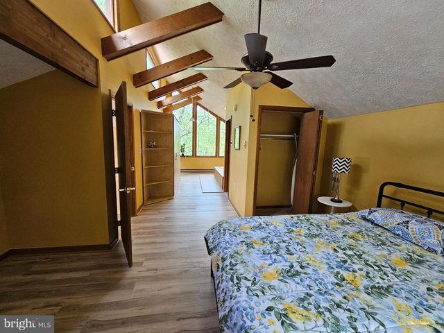 8226 WOODCHUCK CT, East Stroudsburg, PA 18301