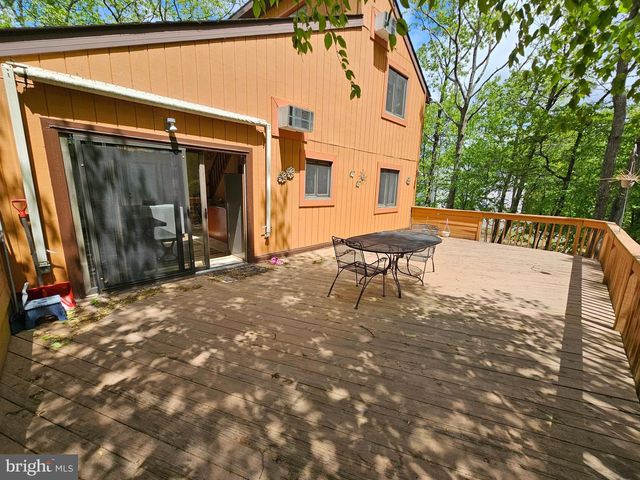 8226 WOODCHUCK CT, East Stroudsburg, PA 18301