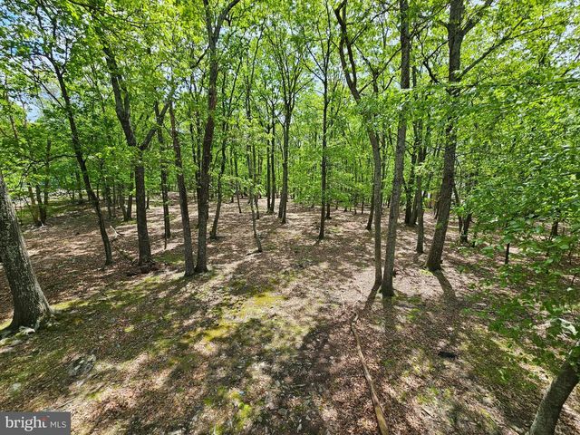 8226 WOODCHUCK CT, East Stroudsburg, PA 18301