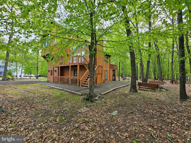 8226 WOODCHUCK CT, East Stroudsburg, PA 18301