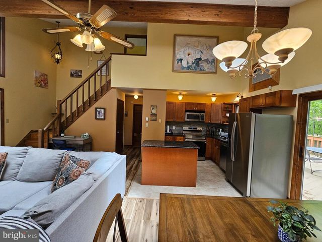 8226 WOODCHUCK CT, East Stroudsburg, PA 18301