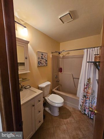 8226 WOODCHUCK CT, East Stroudsburg, PA 18301